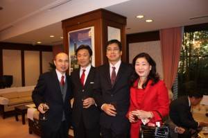 記念撮影（左から）代表処余吉政副代表、日本華商総会朱恭亮副理事長、富田家彰氏、横浜華僑総会施梨鵬会長