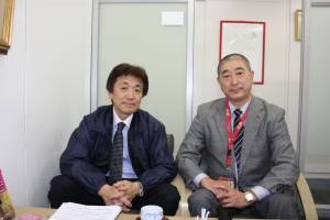 (左）大田市場花き事業共同組合の理事長笹岡恭亮（朱恭亮）さん（右）株式会社フラワーオークションジャパン（ＦＡＪ）の宮本至朗会長