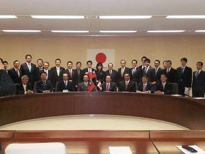 埼玉台湾総会・林月理会長（中央）