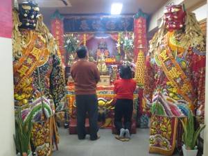 信徒們虔誠祭拜