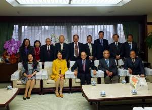 日本媽祖會長(第一排左二)和沈斯淳大使(第一排左三)，以及名與會長曾加再(第一排右二)，與其他同行參訪者合影留念
