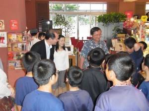粘處長夫婦向桃園縣八德市大勇國小選手們寒暄致意