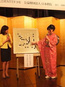 會上安排謝依旻講解自己與前任女流棋聖青木喜久代對戰的棋盤（圖左為司儀）
