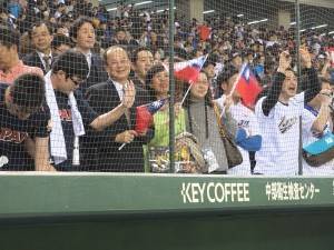 駐日代表沈斯淳(左三)和夫人(左四)一同在場邊為中華隊加油