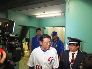 總教練謝長亨和王建民一同出席賽後記者會