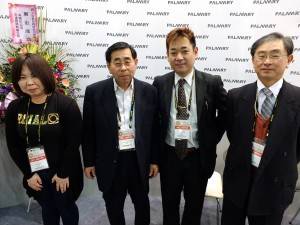 (左から)十二慶子さん、十二慎一郎さん、河合紀幸さん、金森誠さん
