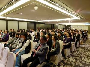 説明に耳を傾ける台湾人学生
