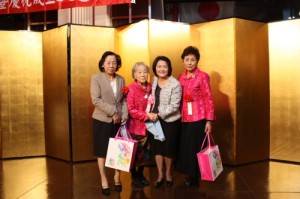 留日東京華僑婦女会から羅坤燦副代表夫人、陳調和副代表夫人へ記念品贈呈