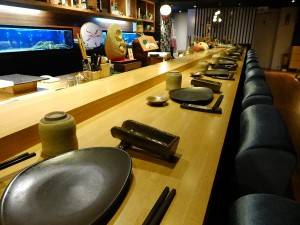 シンプルで落ちついた店内