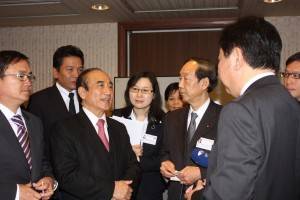 二番目Ｂ挨拶を交わす王金平立法院院長（左）と野田佳彦衆議院議員（右）z