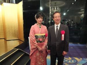 謝依旻與駐日代表處副代表羅坤燦（右）合影