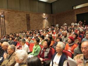 約200人の来場者は歌声に酔いしれた