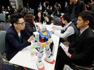 企業ブースで熱心に説明を聞く来場者