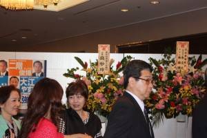 会場入口で
