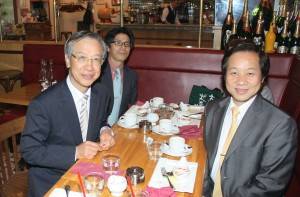 羅坤燦副代表（左）と張国恩学長（右）