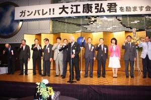 乾杯の音頭は、東京国際大学倉田信靖理事長・総長が取った