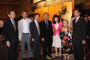 華僑団体の方々も大勢駆けつけた