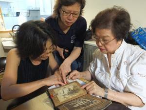 精力的に取材を行なう西村さん。日本統治時代の温泉に関する資料を探すのは簡単ではない。
