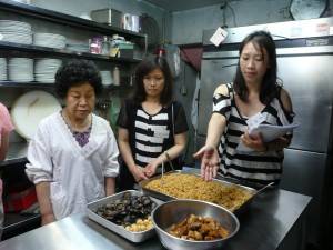 京都華僑總會事務局劉佳玲說明粽子材料