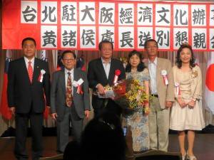 四僑團會長與黃處長伉儷合影(左起欣華會會長李忠儒、關西林氏宗親會會長林錫璋、大阪辦事處處長黃諸侯伉儷、關西台商會會長王明裕、大阪台灣同鄉會會長謝美香)