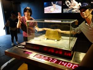 重さ220kgある金塊に触ることもできる