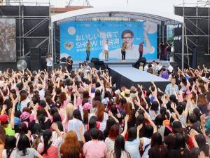 イベント開始直前にはダンサーの大目老師から「甩手舞」のレクチャーが行われた