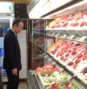 山梨縣知事橫內正明訪台期間,特地到台北市內水果店勘察山梨縣產的水蜜桃販賣情況