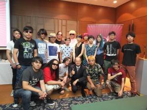 所有樂團成員合影（第一排右１為ＴＨＥ　ＷＡＬＬ　ＭＵＳＩＣ執行長傅鉛文，右４為駐日代表處代表沈斯淳）