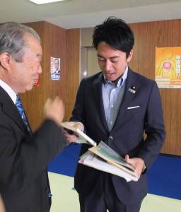 小泉進次郎（右）與日台體育文化推進協會理事長松本彧彥（左）短暫會晤