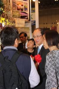 出展者から説明を聞く沈斯淳代表