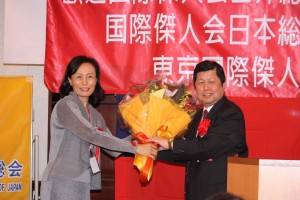 国際傑人会世界総会陳國書総会長に花束贈呈