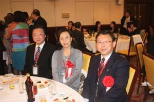 国際傑人会葉聡明日本総会総会長（右）、東京国際傑人会望月冰清会長（中）、２０１４年日本総会総会長就任が予定されている頼浩生氏（左）