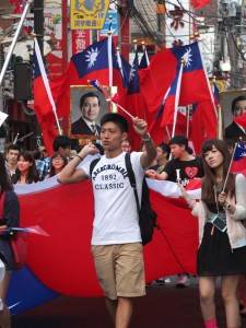 留學生高舉國旗，呼喊中華民國台灣萬歲的口號