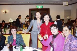 東京国際傑人会望月冰清会長を囲んで