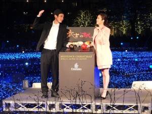 上戶彩和高良健吾為東京中城（Ｔｏｋｙｏ　Ｍｉｄｔｏｗｎ）進行聖誕點燈，兩人見到周遭亮起的燈飾，也相當興奮
