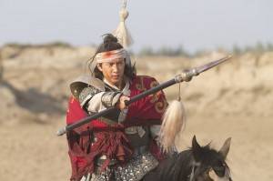 吳尊在拍攝過程吃了不少苦，還因為現場風砂過大，讓他每拍完一個鏡頭就要把吃進去的沙吐出來（© 2013 Pegasus Motion Pictures (Hong Kong) Ltd. All Rights Reserved.）