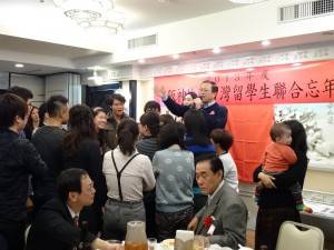 中華航空大阪支店長孫鴻文與同學們玩猜拳送機票