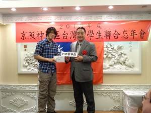 欣華會會長李忠儒(右)
