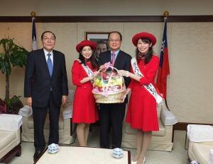 青森縣副知事青山佑治（左１）和蘋果小姐到代表處，拜會駐日代表沈斯淳（右２）