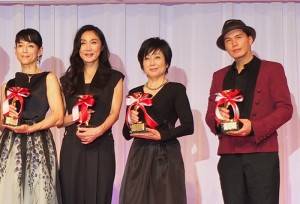 左起為,40歲世代部門獲獎人鈴木保奈美、50歲世代的淺野溫子、60歲世代的竹下景子及男星部門獲獎人市原隼人
