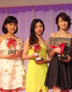 左起為,10歲世代部門獲獎人川口春奈、20歲世代的吉高由里子和30歲世代部門的獲獎人吉瀨美智子