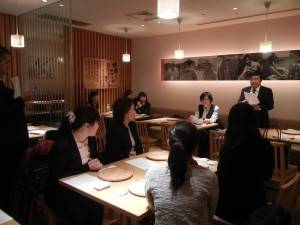 挨拶をする戎処長