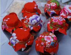 客家紅麴豆腐乳的包裝上,也用上代表客家文化的桐花花布