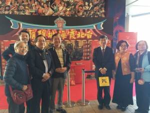 駐那霸辦事處處長蘇啟誠（右３）與大同區區長謝正君（左２）等參訪團成員合影