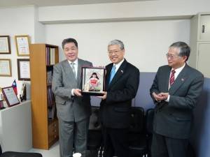 張會長贈陳委員長京都傳統娃娃