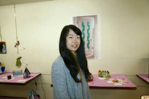 作品を前に。王惠麒さん