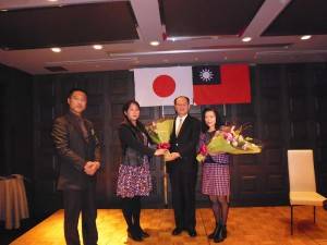橫濱市議員高橋德美（右３）向駐處處長粘信士夫婦獻花