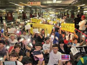 超過千人參與１９日晚間在高捷美麗島站舉行的「反服貿，照亮美麗島」靜坐抗議活動，聲援呼應在立法院反服貿的學生（照片提供：中央社）
