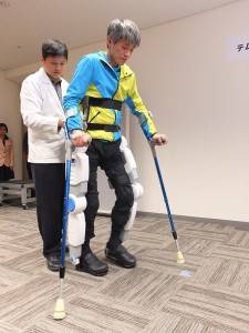 來自台灣的脊椎損傷患者舒天縱示範穿戴「行動輔助機器人」行走