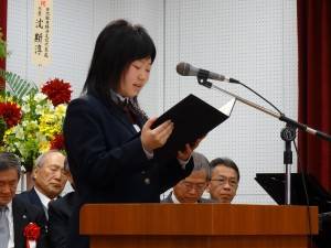 畢業生代表中村瞳致答詞